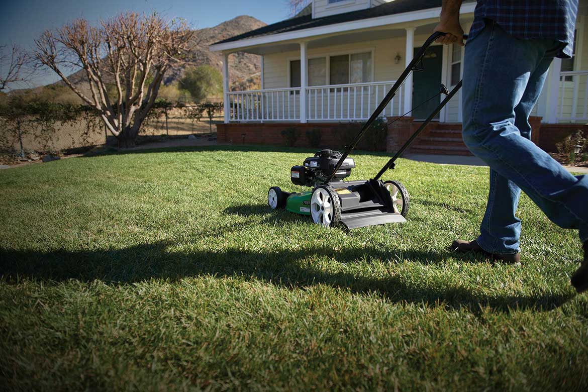 High rear wheels make it easy to mow on uneven terrain. 